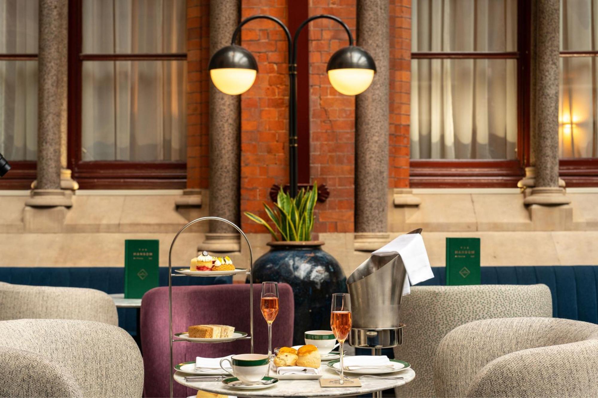 St. Pancras Renaissance Hotel London Exterior foto Afternoon tea at the St Pancras Renaissance Hotel, London