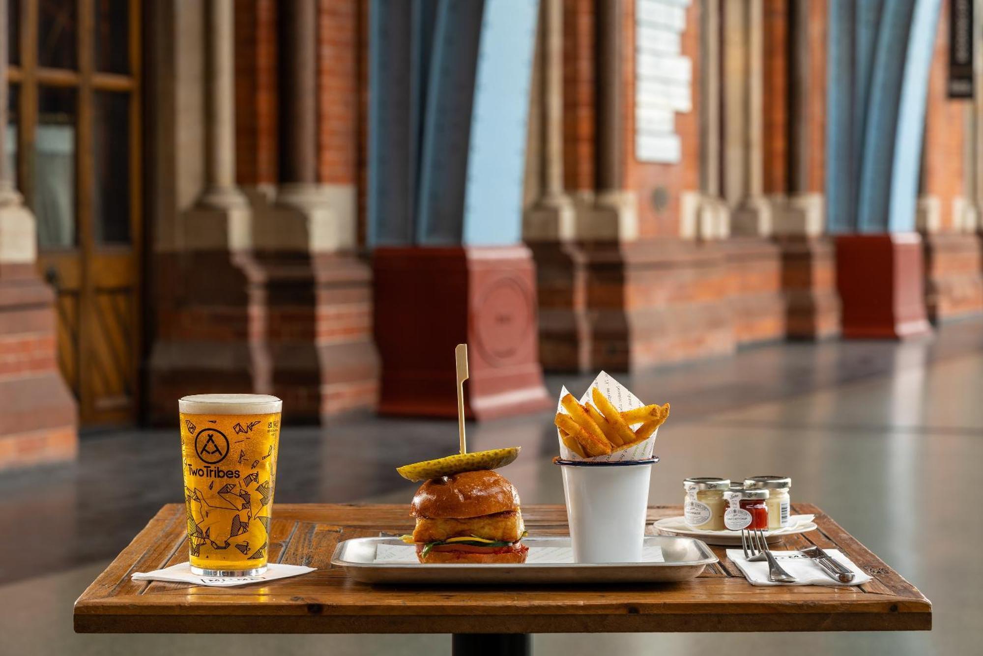 St. Pancras Renaissance Hotel London Exterior foto A burger and chips at the National Portrait Gallery, London