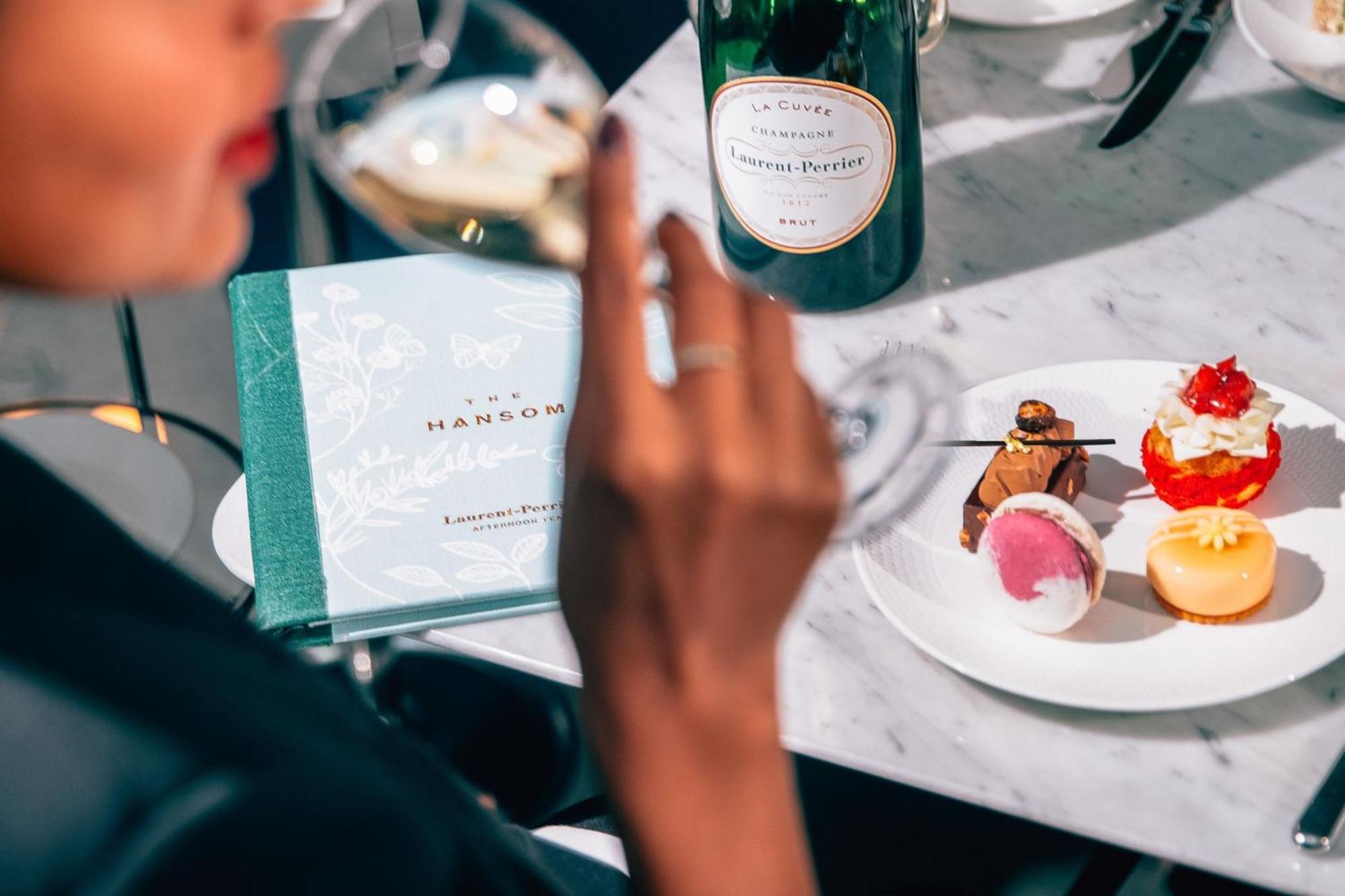 St. Pancras Renaissance Hotel London Exterior foto Afternoon tea at the Ritz