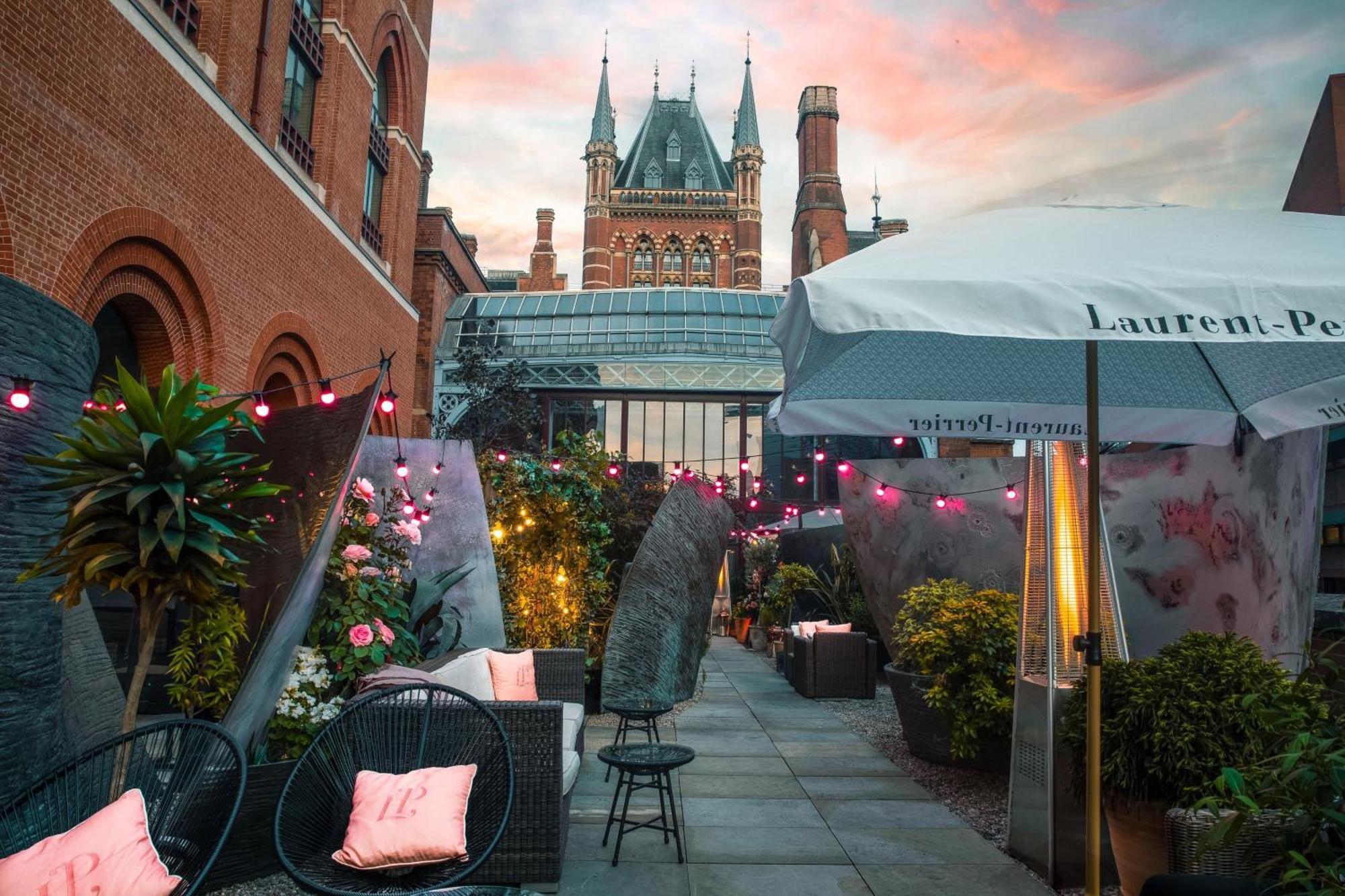 St. Pancras Renaissance Hotel London Exterior foto The rooftop terrace at the London Edition