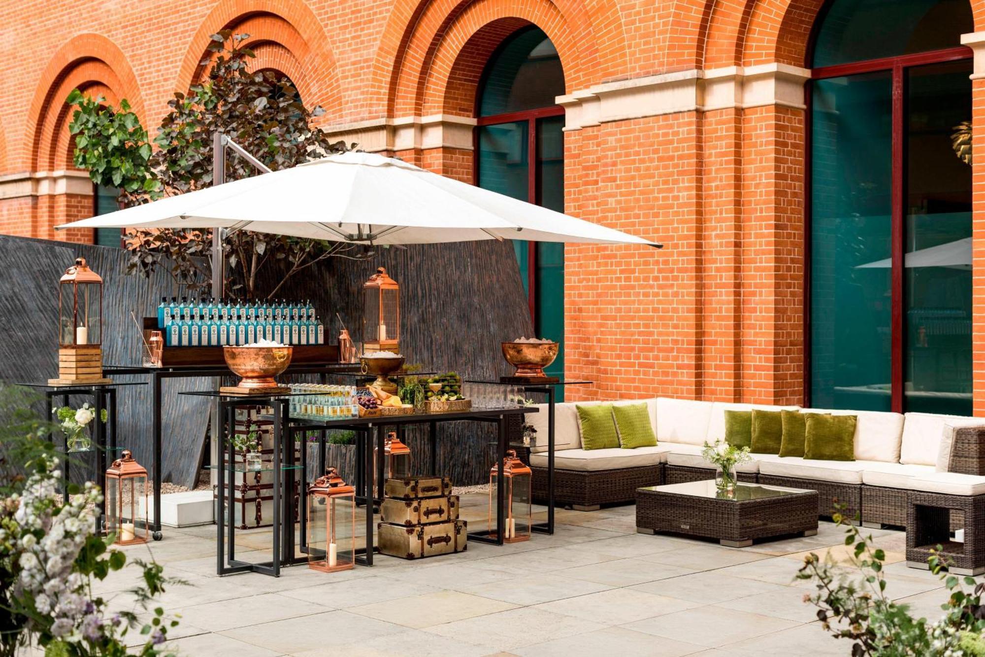 St. Pancras Renaissance Hotel London Exterior foto The courtyard at The Ivy