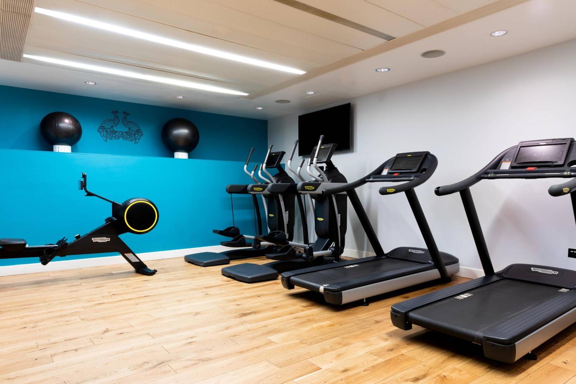 St. Pancras Renaissance Hotel London Exterior foto The gym at the London Bridge Campus