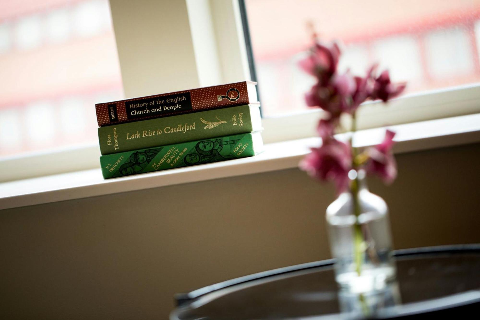 St. Pancras Renaissance Hotel London Exterior foto Books on the windowsill