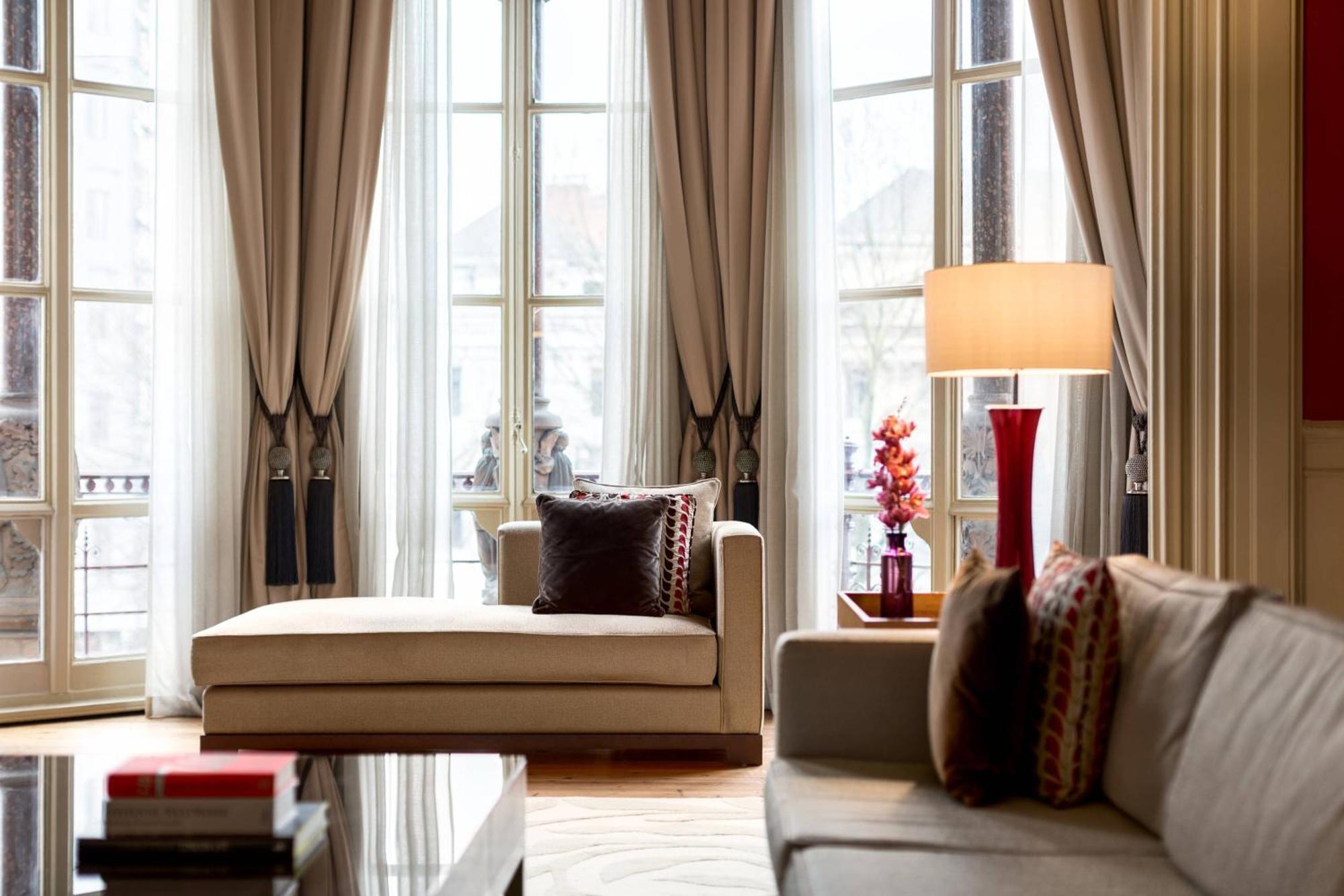 St. Pancras Renaissance Hotel London Exterior foto A living room with a chaise longue