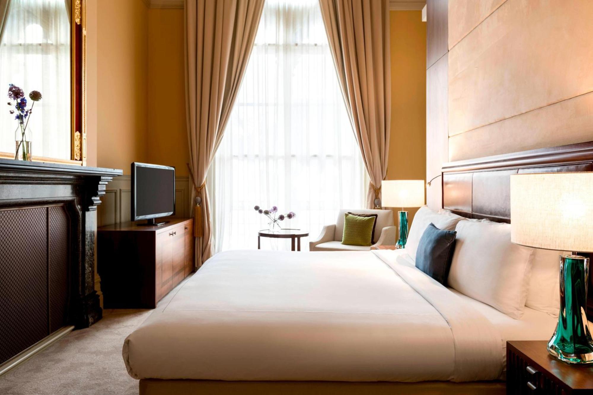 St. Pancras Renaissance Hotel London Exterior foto A bedroom at the hotel